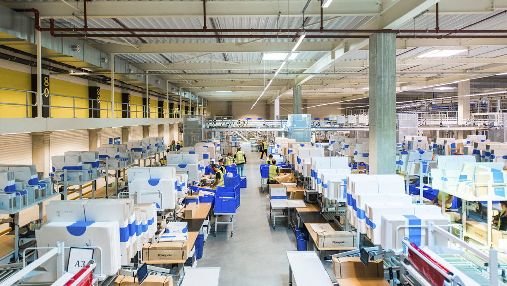 Inpaktafels in het bol.com fulfilment center - Human Workspace