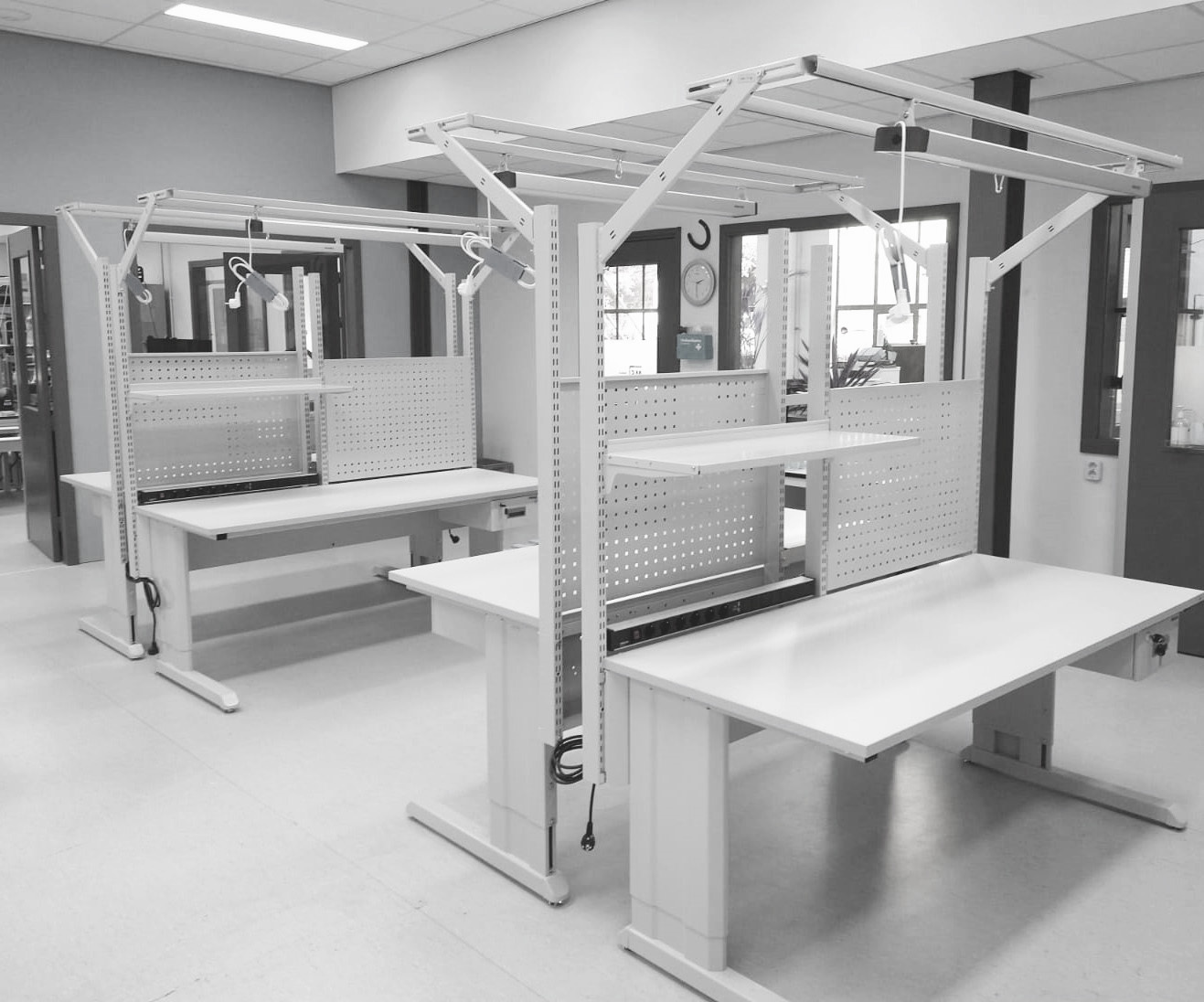 Operator in het warehouse van Wehkamp met Human Workspace werkplekken Operator in het warehouse van Wehkamp met Human Workspace werkplekken