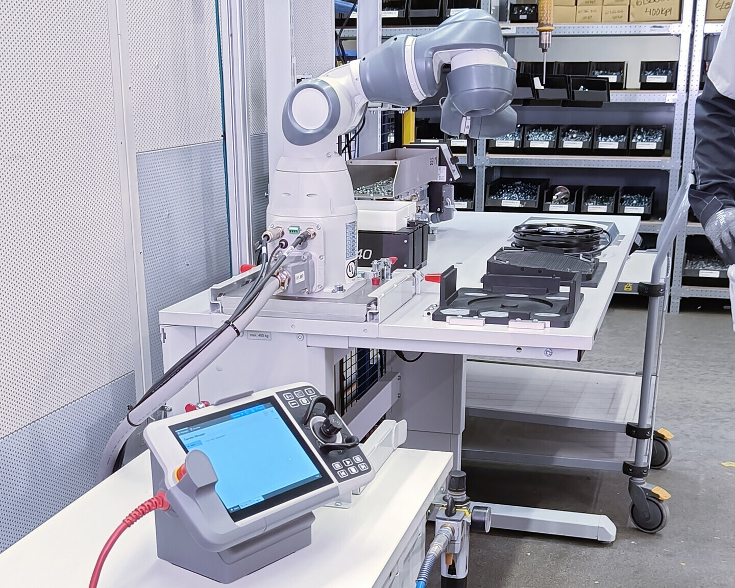 Cobot integratie op de werkplek - Human Workspace Cobot integratie op de werkplek - Human Workspace