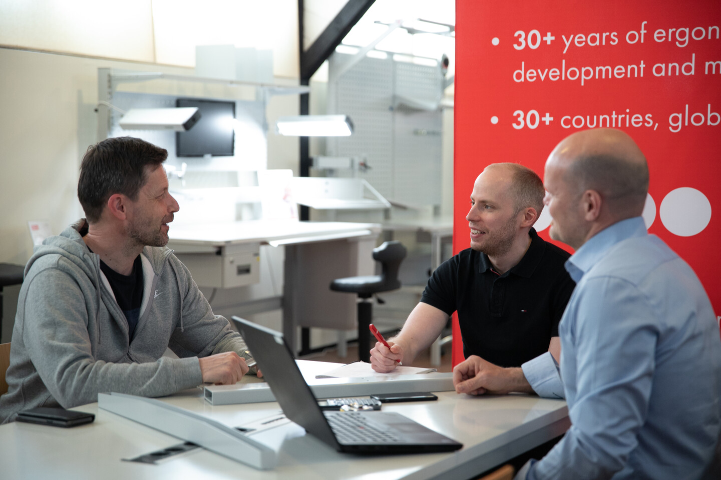 Emplyees_7_1 Wij zijn werkplek specialisten - Human Workspace