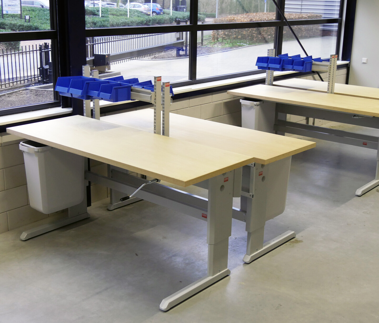 Operator in het warehouse van Wehkamp met Human Workspace werkplekken Operator in het warehouse van Wehkamp met Human Workspace werkplekken