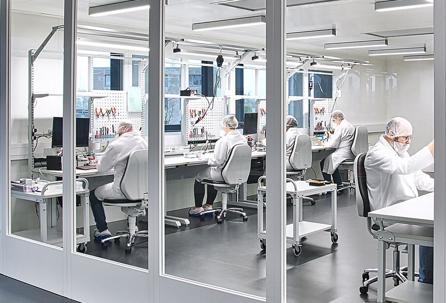 Assemblagetafels in cleanroom omgeving